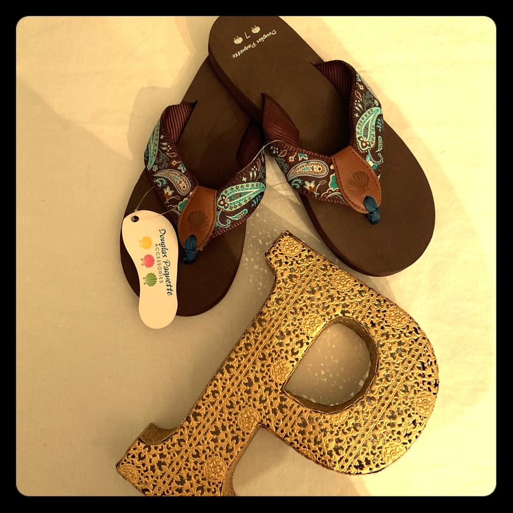 NWT Blue/Brown Paisley flip flops